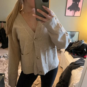 Kofta med knappar - Såååå fin kofta med knappar💞