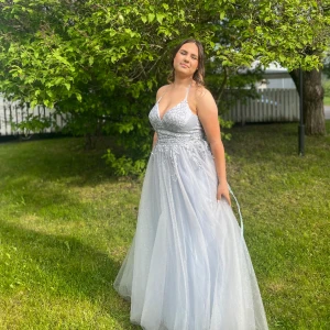 Balklänning - säljer min fina specialsydda balklänning som jag hade på balen 2023 🩵den är omsydd i ryggen för att kunna passa alla möjliga storlekar. Jag är en M/L och den sitter perfekt på mig. Den har en snörning bakom nacken ifall man vill ha det. Nypris 3,5