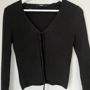 Svart topp  - Säljer denna svarta toppen då jag inte fått användning för den! 