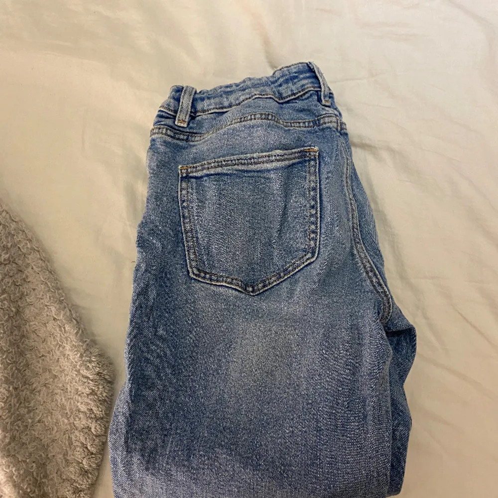 Superfina low waist bootcut jeans från Gina Tricot ”Young”💕💕säljer då dom blivit för små och inte kommer till användning längre . Jeans & Byxor.