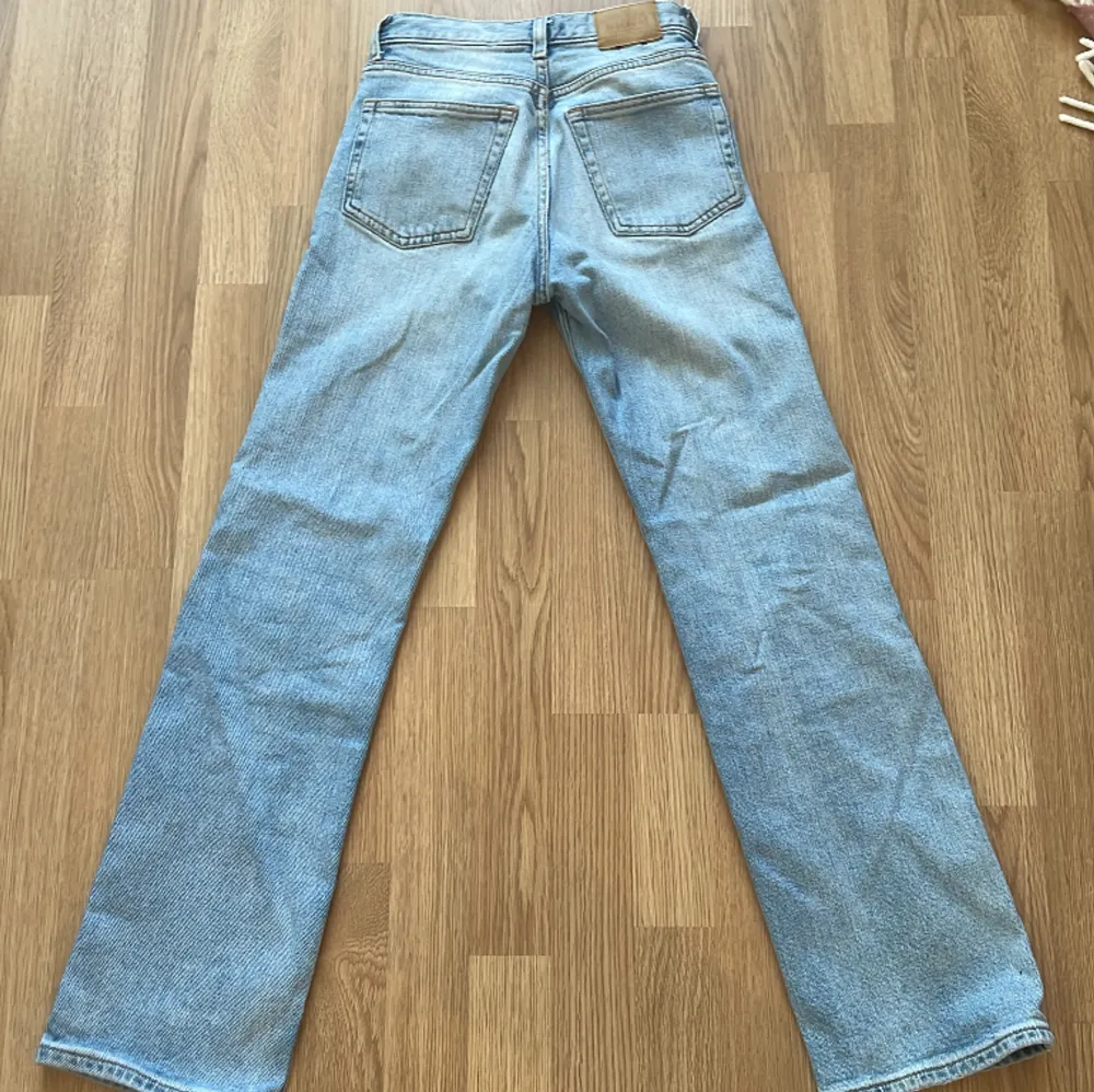 Säljer ett par jätte coola jeans från Weekday i strl 24/30 i modellen Twig❤️, orginalpris 650, säljer pga att dom är för små❣️. Jeans & Byxor.