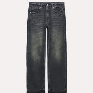 Säljer dessa helt nya och oanvända jeans från zara! Säljer då de är för korta! Modellen heter The low Rise straight! Dock så är det väldigt korta så rekommenderar de som är under 165cm typ!💗