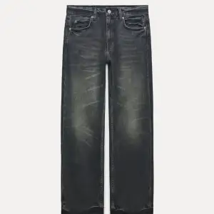 Säljer dessa helt nya och oanvända jeans från zara! Säljer då de är för korta! Modellen heter The low Rise straight! Dock så är det väldigt korta så rekommenderar de som är under 165cm typ!💗