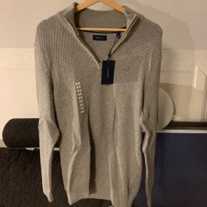 Ny GANT half zip i storlek S - Ny/oanvänd GANT half zip i storlek S. Etikett medkommer. Nypris var 1599:-