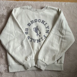 Sweatshirt  - St, S-M. Beige/ creme vit oversized sweatshirt med tryck, bra skick