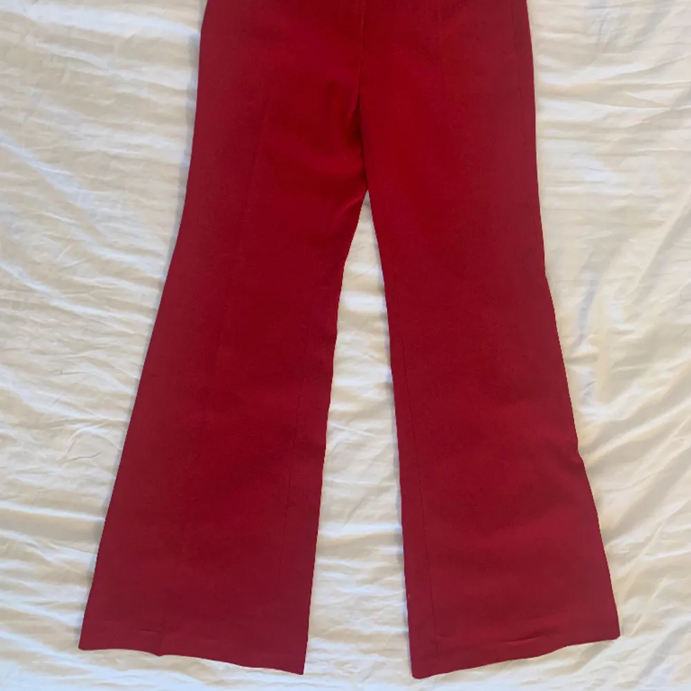 Lågmidjade unika röda kostymbyxor i storlek S/M. . Jeans & Byxor.