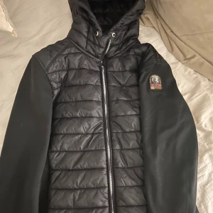 Parajumper - Den här cardiganen har knappat kommit till användning 💗 köpt fårn  thernlunds💗 tror jag har kvar kvittot om ni skulle vilja se men de e nog inte säkert att jag har💗( dam storlek)