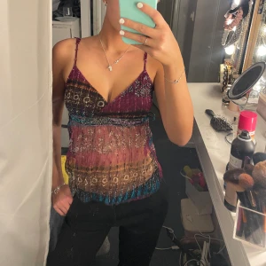 Fest topp med mönster - Så fin topp med mönster. Storlek xs jag skulle vara försiktig med att justera banden då de är lite ömtåliga. 