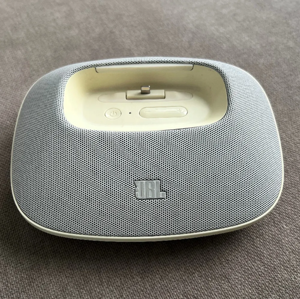 En grå och vit högtalare från JBL! Den passar med iPhone och iPod. Finns flera ingångar för sladdar och USB. Den är lite äldre så sladden kan behöva vara inkopplad!  Pris går absolut att diskutera!. Övrigt.