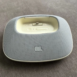 JBL högtalare - En grå och vit högtalare från JBL! Den passar med iPhone och iPod. Finns flera ingångar för sladdar och USB. Den är lite äldre så sladden kan behöva vara inkopplad!  Pris går absolut att diskutera!