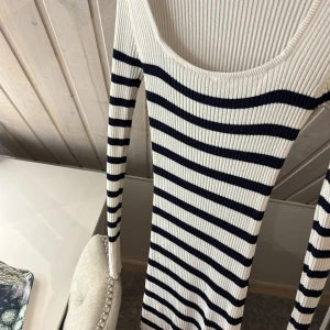 Klänning  - Säljer nu min fina fina klänning. Använd två gånger och är i nyskick. Klänningen är köpt på Gina för 499kr. Storleken är XS men passar på mig som har S (den är väldigt töjbar. 💕