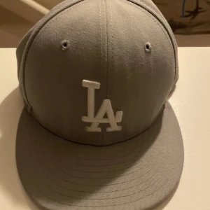 LA fitted keps - Fin LA keps. Köpt för 550. Storlek 7 1/8 eller 56.8cm