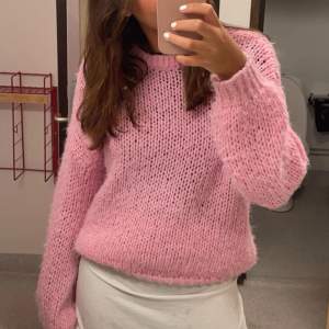 Super super fin rosa stickad tröja från vero Moda i storlek S/M. Den är lösstickad men inte alls genomskinlig, passar perfekt till vår och sommar!! Hör av dig för fler frågor!! 💕🙏