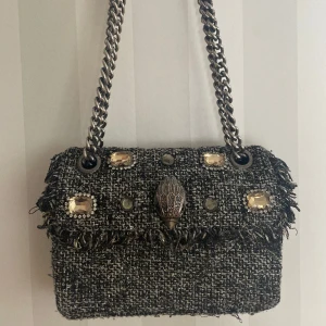 Handväska Kurt Geiger  - Kurt Geiger väska köpt från plick. Finns ej att köpa hos Kurt Geiger längre! Köpt för 900kr och bra skick👌😍