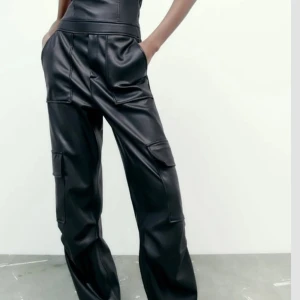 Jumpsuit Zara skinn - OBS! Första är lånade bilder och den är grön irl. Skit snygg jumpsuit från Zara, dock aldrig använd (prislapp kvar). Sitter jättebra, har även lite stretch. Jag är 176 och den är tillräckligt lång på mig. Skickar gärna fler bilder. Nypris 699kr 🌟🌸