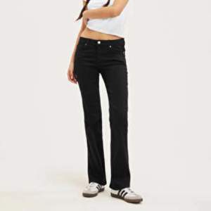 Helt nya aldrig använda med lappen kvar! Snygga svarta lågmidjade flare jeans från monki!💓