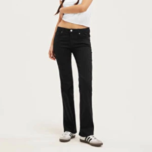 Low waist flare jeans! - Helt nya aldrig använda med lappen kvar! Snygga svarta lågmidjade flare jeans från monki!💓