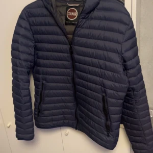 Colmar jacka - Jag köpte denna här på plick men den va tyvärr lite för liten för mig. Därför säljer jag tyvärr denna skitsnygga colmar. Om du har nåra funderingar tveka inte på att höra av dig!