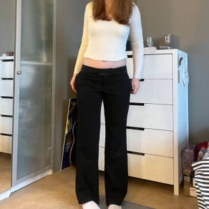 Lågmidjade kostymbyxor  - Svarta raka kostymbyxor med låg midja💓