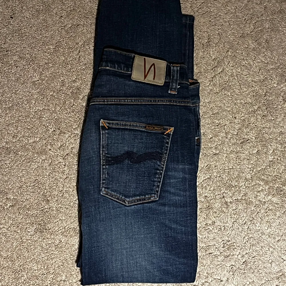 Säljer dessa feta Nudie jeans i skin fit, Finns lite slitage (kom i DM för bild på det) storlek 29/30.   349:-  Skriv i DM för frågor osv.. Jeans & Byxor.