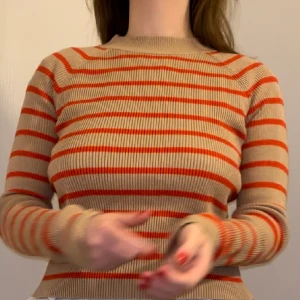 Rödbrun randig tröja  - Jätteskön tröja från Bikbok. 