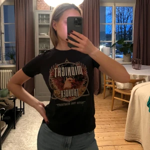 T-shirt med tryck  - Från Gina Tricot, storlek XS.