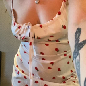 Klänning - Vit klänning med jordgubbar