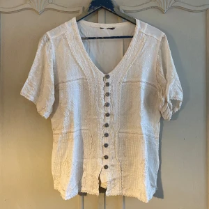 Mönstrad Blus - Vit blus med broderade mönster. Saknar storlek men skulle säga att den passar M-XL beroende på hur en vill att den ska sitta. Så fin och i bra skick men säljer för att den tyvärr inte kommer till användning. Hör gärna av dig om du har några frågor! 