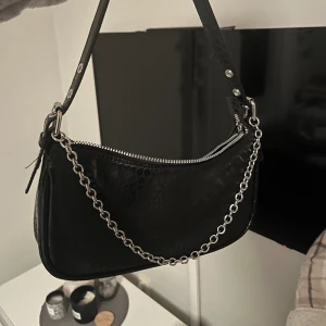 Svart väska - Superfin väska som tyvärr inte används i krokodilmönster