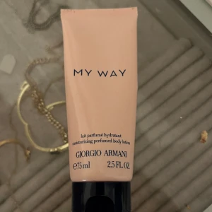 Bodylotion  - Giorgio Armani body lotion som är svår att hitta. Luktar sååå gott men behöver pengar så ja mst sälja, finns folk som säljer för 300+ men ja kommer sälja denna för 75kr, 1 kr per ml.❤️❤️