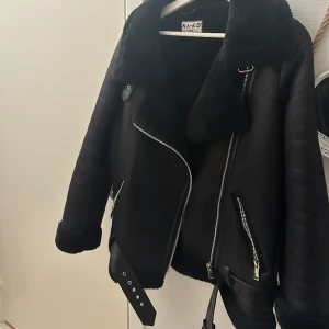 Bikerjacka - Bikerjacka köpt från NAKD, den gamla modellen som inte säljs längre. Strl 36 men skulle likaså passa 38. Använd ett fåtal gånger