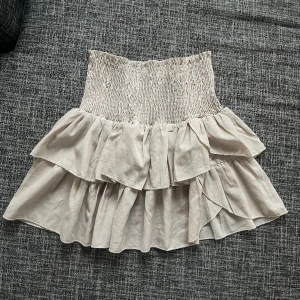 Beige kjol - Beige kjol med volanger från neo noir