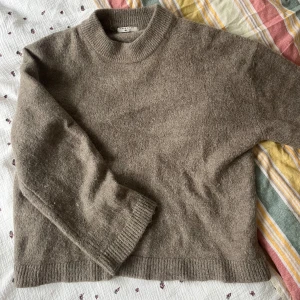 Beige stickad tröja - Sååå fin från Gina tricots premium quality avdelning. Superfint skick! Passformen är lite Oversized vilket gör att den passar S-L.Frakt ingår ej🌻 