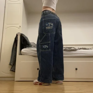 Minhao Jeans - Skriv om du har frågor eller vill ha fler bilder! Dem är något uppsydda i benen. Har en liten fläck på framsidan (sista bilden). Kan mötas i Uppsala och Stockholm