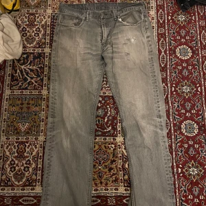 Levis jeans - Gråa straight leg levis 559  Cool fade och små hål vid ena fickan Storlek 34/34