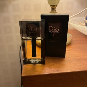 Dior homme intense  - Säljer nu min dior homme intense 48/50 ml kvar. Boxen finns. Kontakta för fler frågor eller funderingar!☺️