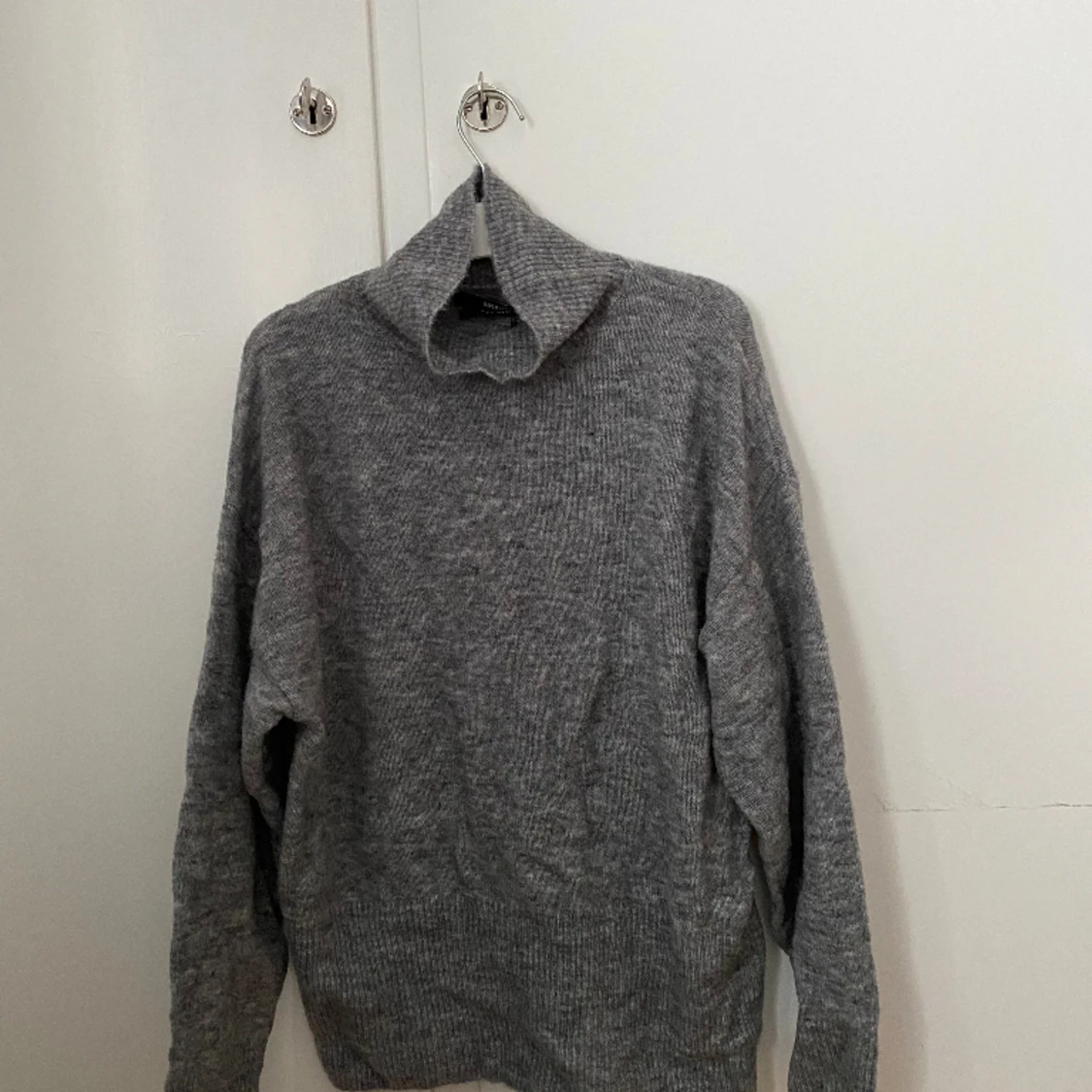 Grå stickad tröja