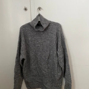 Grå stickad tröja - Grå stickad tröja med liten krage från bikbok. Jätte mjuk ock härlig 🤩aldrig använd