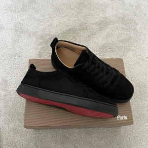 Christian Louboutin skor - Ett par loubs i storlek 43. Köpta här på plick för 4900 så skorna har blivit lite slitna därav priset. Hör av er vid fler frågor eller bilder, äkta och kvitto finns