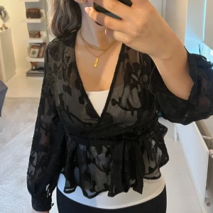 Blus från Shein  - Super fin topp med knyttning från shein 🩷🫶