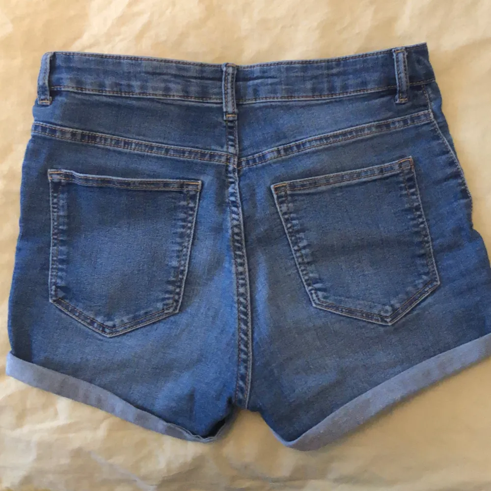 Blåa jeans shorts från H&M i storlek s men skulle säga att det även passar någon i M. Skriv privat för andra frågor💗☺️. Shorts.