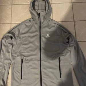 Haglöfs jacka - Knappt använd. Ny pris 1300 Den är för stor för mig och jag är 172cm lång  Leveranstid 1-3 dagar