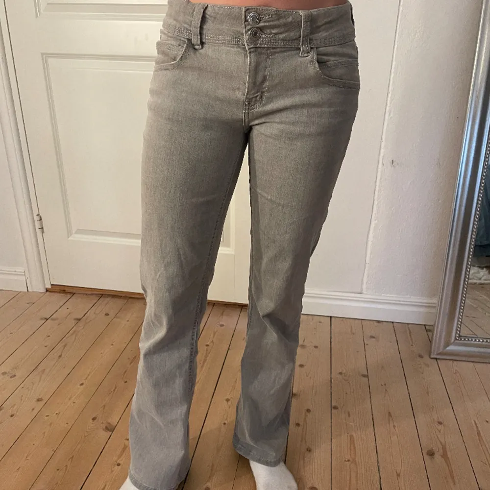 Fina lågmidjade jeans från Gina, säljer för att jag tycker dom är för korta och kommer inte till andvändning. Andvänd få gånger så bra skick💗. Jeans & Byxor.
