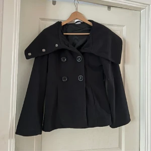 Kappa - Skit snygg kappa men tyvärr som inte passade mig, köpte av en annan här på plick men känner inte att den kommer till användning! Skulle säga att den är i väldigt bra skick! (Lånade bilder)💕