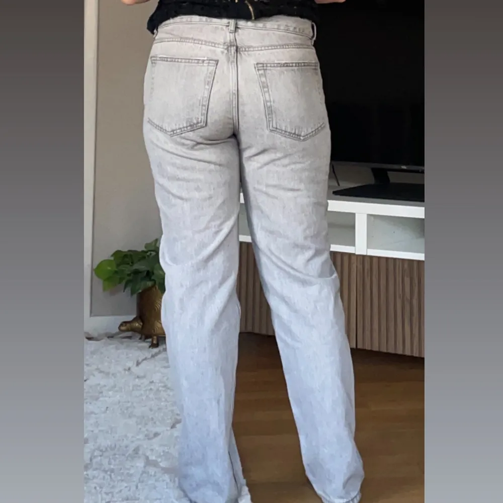 Gråa fina low straight jeans från GinaTricot. Fin kvalitet, finns en liten defekt längst ned på jeansen men det är inget som syns!💕fråga om du har frågor eller vill ha fler bilder på dom! Priset går även att diskutera💕. Jeans & Byxor.