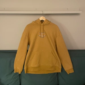 Hoodie/Huvtröja  - En riktig fet hoodie med najs tryck på ryggen. Använd 1-3 gånger.  Mjukt material och bra passform. 