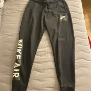 Svarta sweatpants från NIKE AIR. Använt, men riktigt fint skick! Inga defekter. De sitter löst och bekvämt och kan knytas åt i midjan, har fickor på vardera sida. Nypris: ca 699 kr