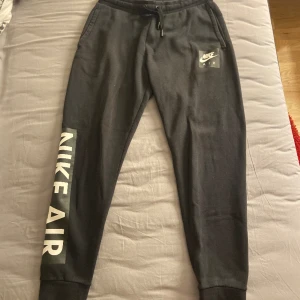Sweatpants från NIKE AIR - Svarta sweatpants från NIKE AIR. Använt, men riktigt fint skick! Inga defekter. De sitter löst och bekvämt och kan knytas åt i midjan, har fickor på vardera sida. Nypris: ca 699 kr