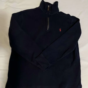 Polo Ralph Lauren Halfzip - Säljer nu min killes Ralph Lauren halfsip sweatshirt i en marinblå färg💕 Den är i bra skick utan några synliga defekter, storlek S😊  