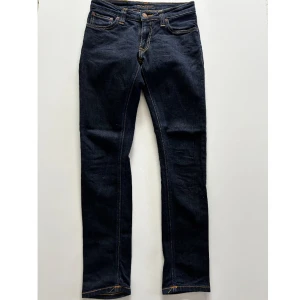 Nudie jeans - Fina jeans. Tyvärr så har den inte kommit till så stor användning för mig och hoppas att den får en ny ägare.  Kommer ifrån ett rök och djurfritt hem! Har du fler frågor så kontakta gärna mig.  Se mina övriga annonser 🌸